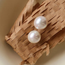 Load image into Gallery viewer, Amrae Pearl Stud Earrings