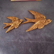 Load image into Gallery viewer, Resin Bird Wall Hanging Decor
