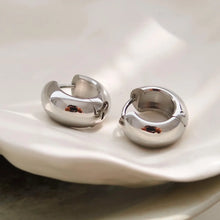 Load image into Gallery viewer, Blandine Small Classic Hoop Earring
